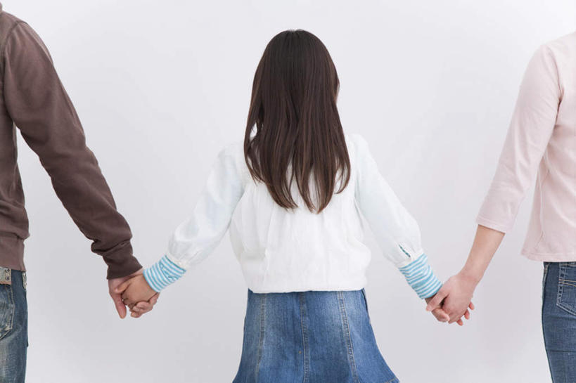 儿童,三个人,家庭,夫妻,母亲,父亲,女儿,站,握手,横图,室内,白天,白色背景,爱情,纯洁,墙,棕色,浪漫,墙壁,墙面,小孩,背面,白色,黑色,灰色,站着,温暖,温馨,父女,母女,三口之家,一家人,恩爱,父爱,可爱,母爱,童年,童趣,恋人,摄影,影棚,和睦,童真,烂漫,无邪,天真,男人,男性,年轻男性,年轻女性,女孩,女人,女性,孩子,年轻人,长发,夫妇,情侣,搀手,拉手,手拉手,手握手,站立,半身,彩图,影棚拍摄,拍摄,伴侣,融洽,女生