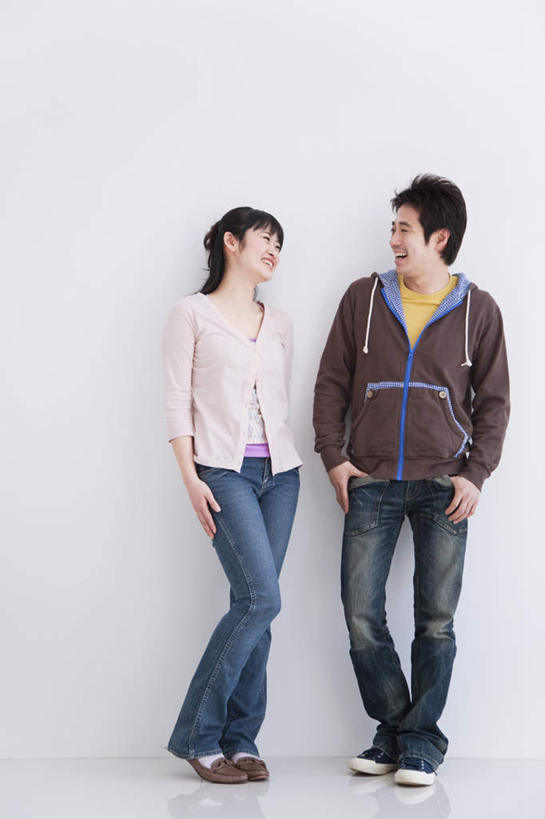 东方人,两个人,夫妻,站,笑,微笑,露齿笑,竖图,室内,白天,白色背景,正面,爱情,亚洲,服装,墙,棕色,浪漫,注视,休闲装,黄种人,相视,墙壁,墙面,衣服,白色,黑色,观察,看,站着,休闲,面对面,休闲服,恩爱,恋人,摄影,服饰,影棚,观看,对视,察看,关注,相对,相看,男人,男性,年轻男性,年轻女性,女人,女性,亚洲人,长发,夫妇,情侣,站立,彩图,全身,影棚拍摄,拍摄,伴侣