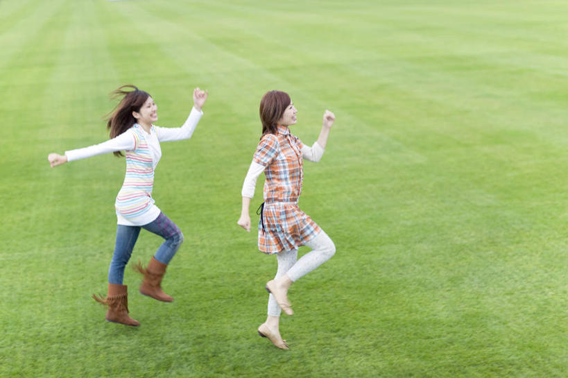 东方人,两个人,伙伴,朋友,站,举,横图,俯视,室外,白天,跳舞,游戏,友谊,草地,草坪,植物,亚洲,条纹,服装,格子,玩,注视,休闲装,黄种人,娱乐,草,衣服,绿色,黑色,观察,看,托,站着,休闲,休闲服,服饰,观看,活动,察看,发泄,关注,消遣,智力,舞姿,宣泄,友情,年轻女性,女人,女性,亚洲人,长发,举起,举手,举着,玩耍,嬉戏,向上举,向上伸,向上托,站立,彩图,高角度拍摄,全身,舞蹈