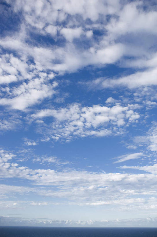 无人,竖图,室外,白天,仰视,旅游,度假,海浪,海洋,美景,阴影,光线,影子,景观,浪花,水平线,云,云朵,辽阔,海平线,云彩,娱乐,蓝色,白云,蓝天,天空,阳光,自然,海水,天,享受,休闲,广阔,景色,放松,晴朗,一望无际,自然风光,海景,无边无际,一马平川,大海,风浪,海,海水的波动,近岸浪,涌浪,晴空,彩图,低角度拍摄,水天相接,水天一线