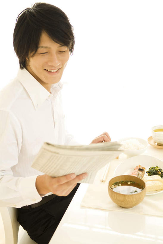 东方人,一个人,商务人士,商务男性,坐,笑,微笑,露齿笑,竖图,俯视,室内,白天,衬衫,阅读,餐桌,桌子,报纸,餐具,亚洲,仅一个男性,仅一个人,学习,套装,拿,拿着,注视,黄种人,仅一个年轻男性,碗,观察,看,浏览,餐台,观看,察看,关注,商务装,工薪阶层,男人,男性,年轻男性,亚洲人,白领,上班族,进餐用具,烹调用具,坐着,半身,彩图,高角度拍摄,衬衣
