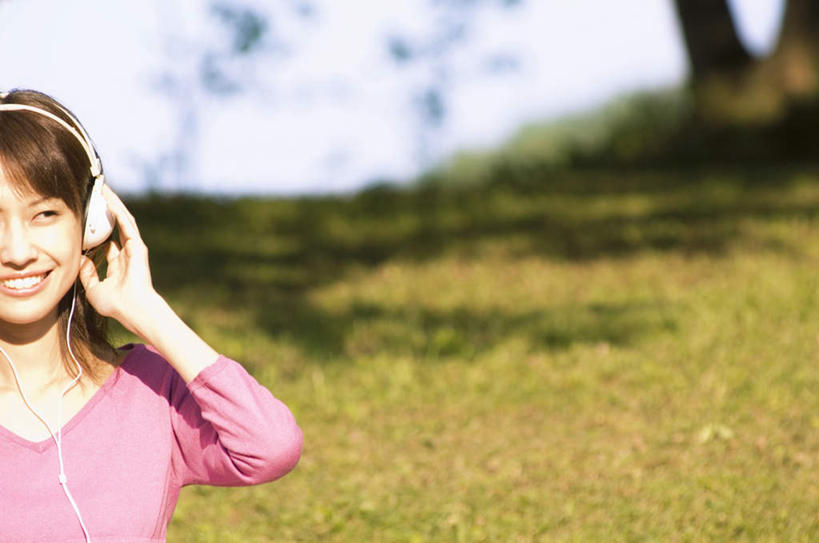 东方人,一个人,站,笑,摸,微笑,露齿笑,横图,室外,白天,正面,快乐,满意,幸福,草地,草坪,植物,亚洲,仅一个年轻女性,仅一个女性,仅一个人,抚摸,服装,朦胧,模糊,音响,音乐,注视,休闲装,黄种人,娱乐,草,树,树木,衣服,蓝色,绿色,紫色,黑色,蓝天,天空,自然,耳机,天,观察,看,站着,享受,休闲,休闲服,放松,服饰,生长,成长,观看,察看,舒适,享乐,关注,年轻女性,女人,女性,亚洲人,长发,触摸,接触,站立,半身,彩图