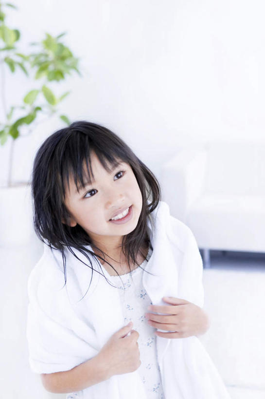 东方人,儿童,一个人,客厅,坐,竖图,室内,白天,正面,纯洁,植物,沙发,亚洲,仅一个女性,仅一个人,服装,纺织物,盆栽,盆景,拿,拿着,注视,休闲装,黄种人,外套,小孩,衣服,绿色,自然,毛巾,观察,看,清洁,仅一个小孩,休闲,休闲服,可爱,童年,童趣,服饰,生长,成长,观看,保暖,察看,起居室,关注,童真,透气,烂漫,无邪,防水,储水,耐磨,吸水,天真,女孩,女人,女性,亚洲人,孩子,坐着,半身,彩图,女生,皮沙发