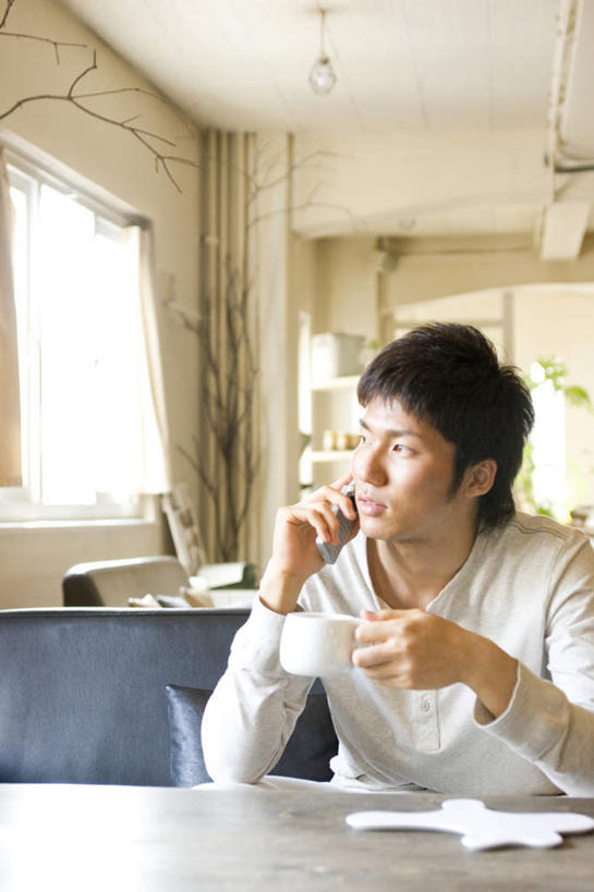 东方人,一个人,餐厅,坐,打电话,竖图,室内,白天,正面,餐桌,桌子,杯子,电话,手机,亚洲,仅一个男性,仅一个人,服装,瓷器,咖啡杯,陶瓷制品,拿,拿着,注视,休闲装,黄种人,通讯设备,仅一个年轻男性,衣服,观察,看,休闲,休闲服,服饰,餐台,观看,察看,关注,瓷杯,交流,男人,男性,年轻男性,亚洲人,沟通,通话,坐着,半身,彩图,餐馆,饭店,饭馆