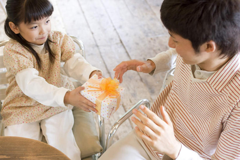 东方人,儿童,家庭,父亲,女儿,坐,横图,俯视,室内,白天,纯洁,地板,礼盒,礼物,亚洲,服装,纸盒,地面,拿,拿着,注视,休闲装,黄种人,木地板,盒子,小孩,衣服,包装盒,礼品盒,观察,看,休闲,温暖,温馨,父女,一家人,休闲服,橙色,父爱,可爱,童年,童趣,服饰,礼品,观看,和睦,察看,关注,童真,烂漫,无邪,天真,男人,男性,年轻男性,女孩,亚洲人,孩子,年轻人,坐着,半身,彩图,高角度拍摄,融洽,女生