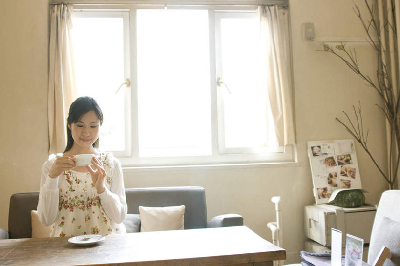 东方人,一个人,客厅,坐,横图,室内,白天,正面,窗户,靠垫,沙发,杯子,餐具,亚洲,仅一个年轻女性,仅一个女性,仅一个人,服装,瓷器,碟子,盘,咖啡杯,靠枕,陶瓷制品,拿,拿着,注视,休闲装,黄种人,玻璃窗,衣服,盘子,垫子,碟,枕头,观察,看,休闲,休闲服,服饰,观看,察看,起居室,关注,瓷杯,年轻女性,女人,女性,亚洲人,坐着,半身,彩图,皮沙发