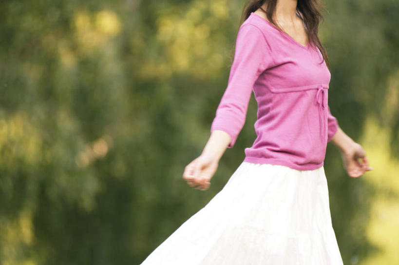 东方人,一个人,站,横图,室外,白天,侧面,裙子,草地,草坪,植物,亚洲,仅一个年轻女性,仅一个女性,仅一个人,阴影,服装,朦胧,模糊,光线,影子,休闲装,黄种人,草,树,树木,衣服,绿色,紫色,阳光,自然,站着,休闲,休闲服,短裙,服饰,生长,成长,半身裙,年轻女性,女人,女性,亚洲人,站立,半身,彩图