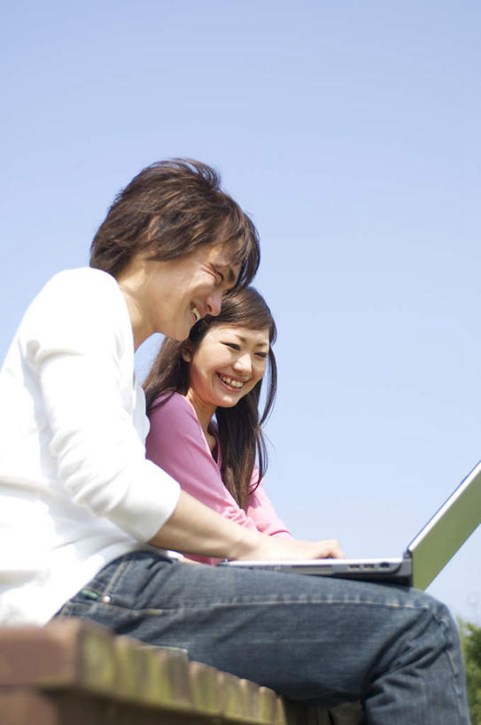 东方人,两个人,夫妻,坐,笑,微笑,露齿笑,竖图,室外,白天,正面,爱情,电脑,笔记本电脑,亚洲,阴影,服装,光线,网络,影子,浪漫,注视,休闲装,黄种人,通讯设备,衣服,蓝色,紫色,白色,蓝天,天空,阳光,天,观察,看,休闲,休闲服,恩爱,恋人,服饰,观看,察看,无线,关注,通信设备,无线网络,无线上网,便携式电脑,手提电脑,男人,男性,年轻男性,年轻女性,女人,女性,亚洲人,夫妇,情侣,坐着,半身,彩图,伴侣