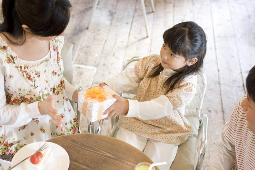 点心,东方人,儿童,三个人,家庭,夫妻,母亲,父亲,女儿,客厅,坐,横图,俯视,室内,白天,爱情,下午茶,纯洁,餐桌,地板,桌子,礼盒,礼物,亚洲,一块,服装,丝绸,丝带,纸盒,食品,缎带,地面,浪漫,拿,拿着,注视,休闲装,黄种人,木地板,绸带,盒子,食物,糕点,一个,小孩,衣服,黑色,包装盒,礼品盒,观察,看,休闲,温暖,温馨,父女,母女,三口之家,一家人,休闲服,橙色,恩爱,父爱,可爱,母爱,童年,童趣,恋人,服饰,礼品,单个,餐台,观看,和睦,察看,起居室,关注,童真,烂漫,无邪,天真,男人,男性,年轻男性,年轻女性,女孩,女人,女性,亚洲人,孩子,年轻人,长发,夫妇,情侣,坐着,半身,彩图,高角度拍摄,伴侣,融洽,蛋糕,女生