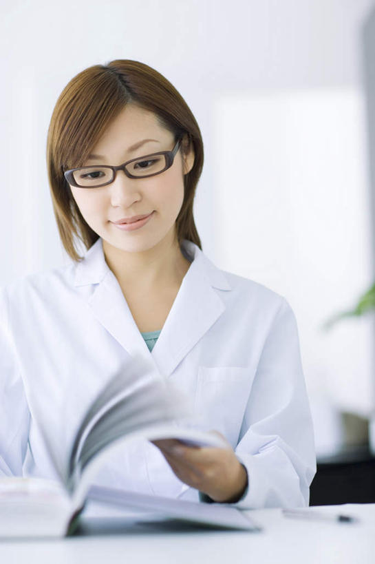 东方人,一个人,商务人士,商务女性,办公室,坐,竖图,室内,白天,正面,衬衫,书籍,亚洲,仅一个年轻女性,仅一个女性,仅一个人,套装,眼镜,拿,拿着,注视,黄种人,观察,看,观看,察看,关注,商务装,近视眼镜,工薪阶层,年轻女性,亚洲人,年轻人,白领,上班族,书,图书,坐着,半身,彩图,衬衣