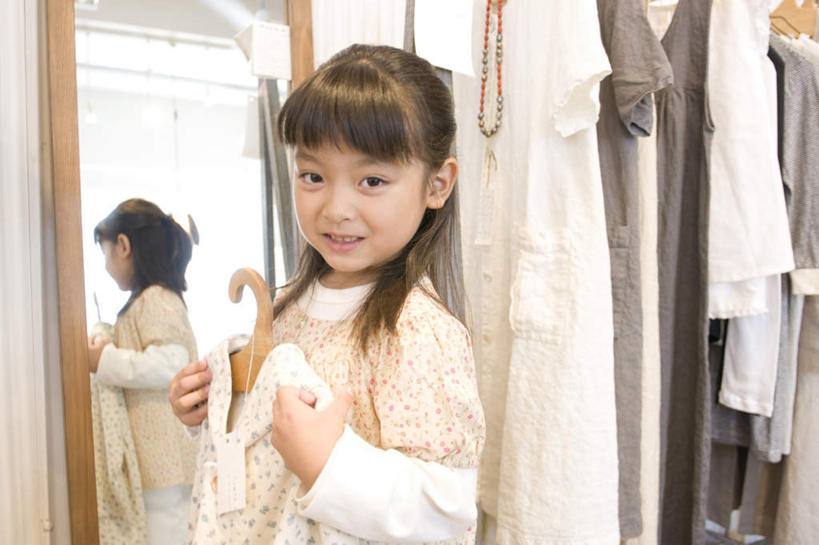 东方人,儿童,一个人,商店,站,笑,微笑,露齿笑,横图,室内,白天,正面,购物,纯洁,消费,镜子,超市,亚洲,仅一个女性,仅一个人,一排,许多,悬挂,服装,整齐,拿,拿着,注视,休闲装,黄种人,排列,小孩,衣服,观察,看,站着,仅一个小孩,休闲,休闲服,可爱,童年,童趣,金融,百货,服饰,观看,镜像,察看,镜面,服装店,队列,关注,选购,贸易,童真,百货公司,烂漫,无邪,服饰店,血拼,天真,女孩,女人,女性,亚洲人,孩子,站立,半身,彩图,购物商场,购物中心,商业中心,女生