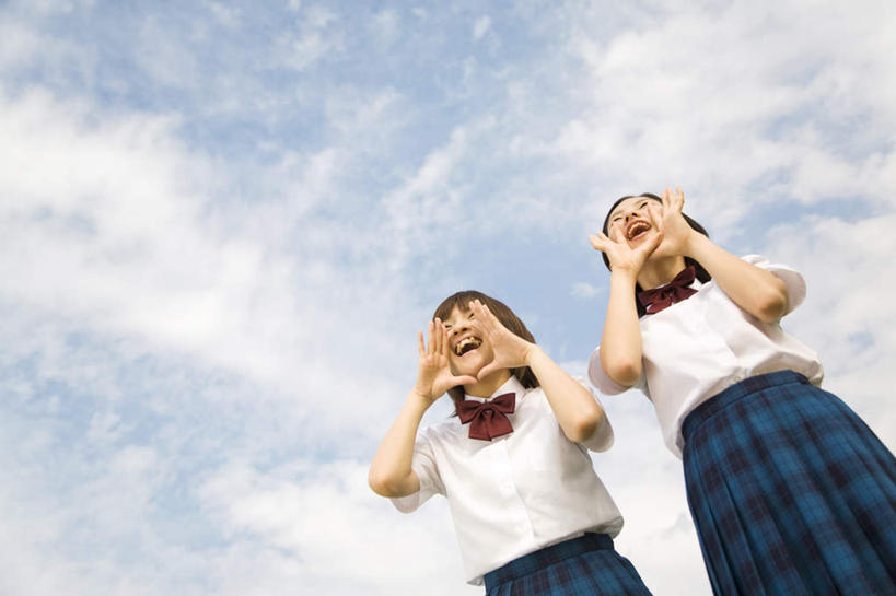 东方人,两个人,伙伴,朋友,站,伸展双臂,横图,室外,白天,仰视,制服,友谊,亚洲,阴影,服装,光线,影子,云,云朵,云彩,大喊,注视,黄种人,衣服,蓝色,白云,蓝天,天空,阳光,天,观察,看,站着,同学,校服,喊,遮,遮掩,服饰,观看,察看,掩盖,喊叫,遮挡,衣着,校友,穿着,关注,遮盖,学生服,掩饰,同窗,学友,衣饰,友情,年轻女性,女人,女性,亚洲人,敞开双臂,伸开双臂,展开双肩,站立,张开手臂,张开双臂,半身,彩图,低角度拍摄