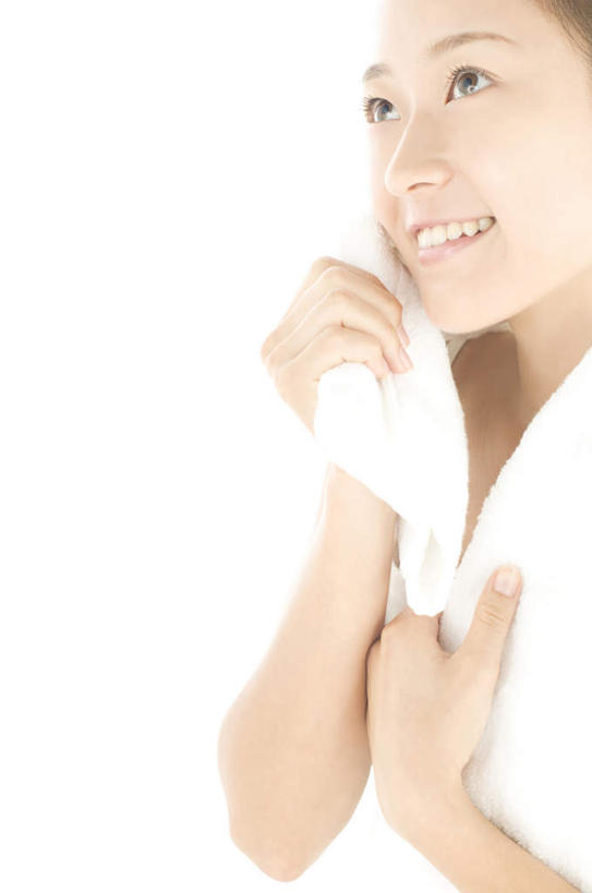 东方人,脸,头,脸颊,手,一个人,站,竖图,室内,特写,白天,白色背景,侧面,亚洲,双手,仅一个年轻女性,仅一个女性,仅一个人,擦,服装,纺织物,拿,拿着,注视,吊带衫,休闲装,黄种人,肩膀,衣服,白色,毛巾,观察,看,清洁,站着,休闲,手部,休闲服,摄影,服饰,影棚,观看,保暖,察看,关注,透气,防水,储水,耐磨,吸水,年轻女性,女人,女性,亚洲人,头部,脸部,脸蛋,面部,站立,半身,彩图,影棚拍摄,拍摄