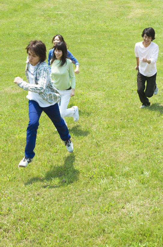 东方人,四个人,伙伴,朋友,跑,竖图,俯视,室外,白天,锻炼,友谊,运动,草地,草坪,植物,亚洲,阴影,服装,光线,影子,休闲装,黄种人,草,衣服,蓝色,绿色,白色,阳光,休闲,休闲服,服饰,体育,友情,男人,男性,年轻男性,年轻女性,女人,女性,亚洲人,跑步,半身,彩图,高角度拍摄,健身