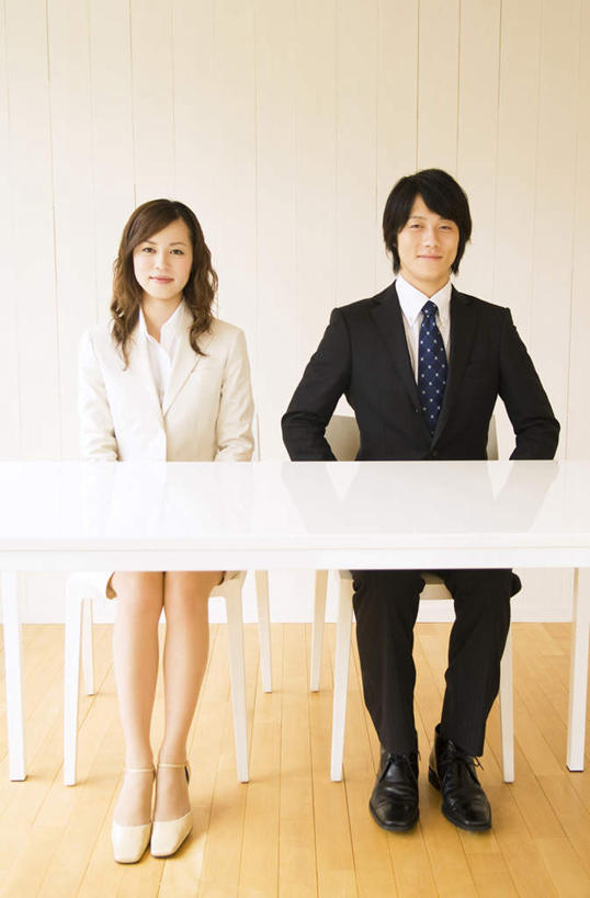 两个人,同事,商务人士,商务男性,商务女性,办公室,坐,笑,微笑,竖图,室内,白天,正面,衬衫,成功,合作,团队,集体,信心,地板,桌子,套装,办公桌,墙,领带,地面,注视,队伍,木地板,墙壁,墙面,观察,看,观看,察看,领导,成就,关注,商务装,合伙,领袖,工薪阶层,男人,男性,年轻男性,年轻女性,女人,女性,年轻人,白领,上班族,坐着,彩图,全身,衬衣