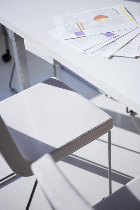 无人,竖图,俯视,室内,特写,白天,桌面,桌子,静物,椅子,阴影,光线,笔,图纸,影子,办公桌,木椅,办公用品,设计图,纸张,文具,阳光,学习用品,文具用品,一支,工程图,草图,蓝图,设计,彩图,高角度拍摄