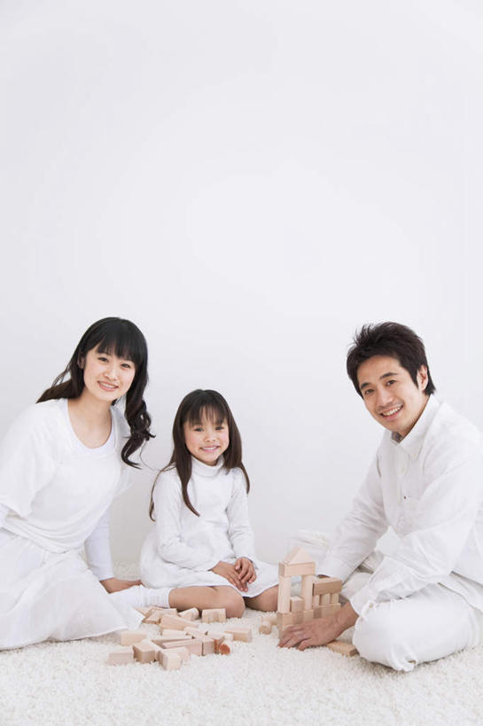 东方人,儿童,三个人,家庭,夫妻,母亲,父亲,女儿,坐,笑,盘腿,微笑,露齿笑,竖图,室内,白天,正面,爱情,游戏,纯洁,智慧,玩具,亚洲,服装,墙,浪漫,玩,注视,休闲装,黄种人,娱乐,墙壁,墙面,小孩,衣服,白色,黑色,观察,看,休闲,温暖,温馨,父女,母女,三口之家,一家人,休闲服,积木,恩爱,父爱,可爱,母爱,童年,童趣,益智,恋人,服饰,观看,活动,和睦,察看,思维,发泄,关注,消遣,智力,想象,童真,烂漫,无邪,宣泄,天真,男人,男性,年轻男性,年轻女性,女孩,女人,女性,亚洲人,孩子,年轻人,长发,夫妇,情侣,盘腿而坐,盘膝,盘着腿的,盘着腿坐,双腿交叉,玩耍,嬉戏,坐着,彩图,全身,伴侣,融洽,女生