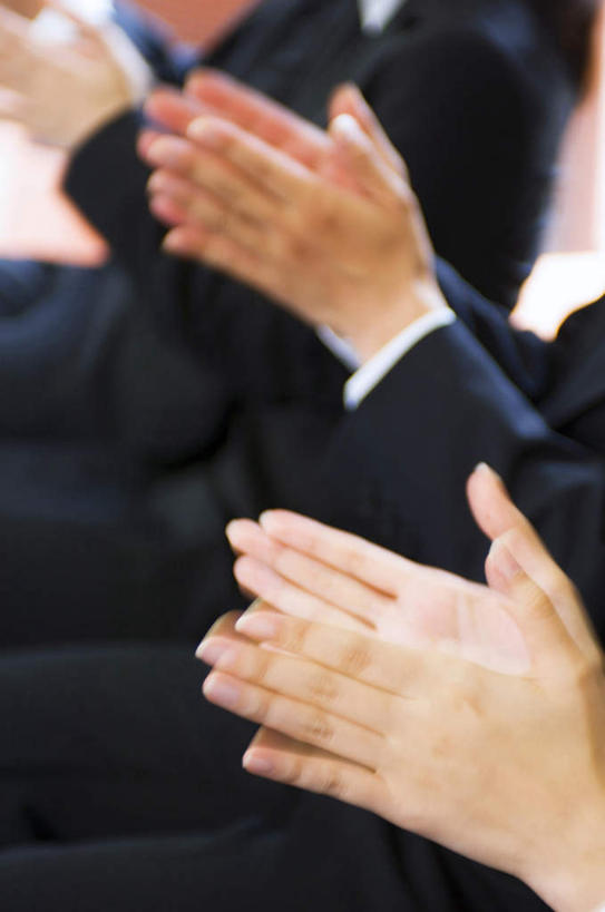 手,同事,商务人士,商务男性,商务女性,办公室,坐,鼓掌,竖图,俯视,室内,特写,白天,衬衫,成功,合作,团队,集体,信心,双手,套装,领带,许多人,队伍,一群人,手部,领导,成就,商务装,合伙,领袖,工薪阶层,男人,男性,年轻男性,年轻女性,女人,女性,年轻人,白领,上班族,拍手,坐着,半身,彩图,高角度拍摄,衬衣
