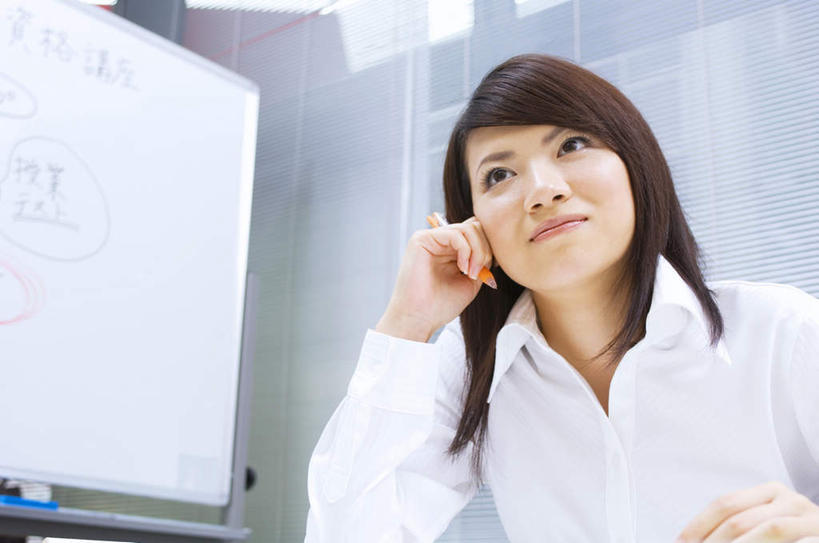 东方人,一个人,商务人士,商务女性,办公室,坐,横图,室内,白天,仰视,衬衫,亚洲,仅一个年轻女性,仅一个女性,仅一个人,撑,套装,注视,黄种人,白板,观察,看,观看,察看,撑着,关注,商务装,记录板,工薪阶层,记事板,年轻女性,亚洲人,年轻人,白领,上班族,坐着,半身,彩图,低角度拍摄,衬衣