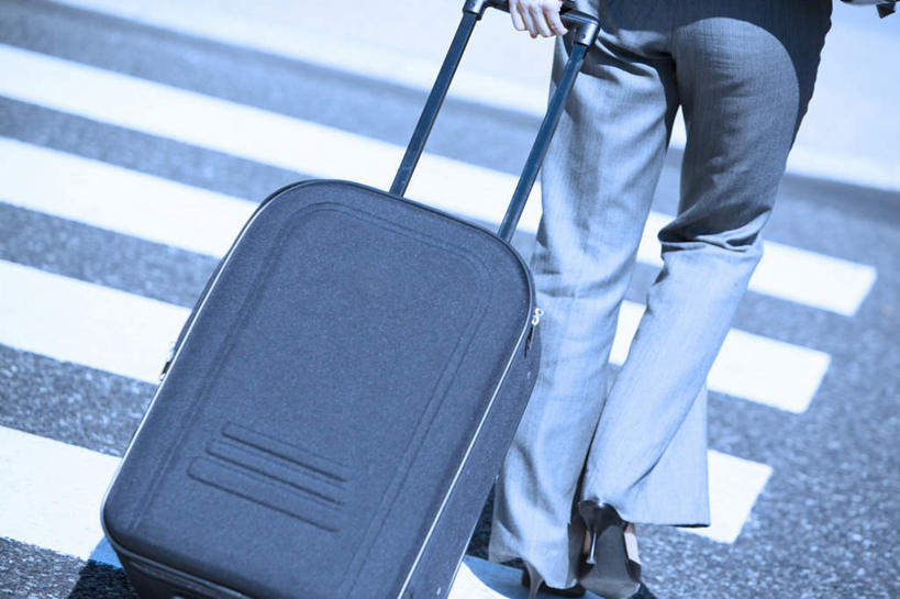 东方人,一个人,商务人士,商务男性,站,横图,俯视,室外,白天,衬衫,道路,路,人行横道,公路,亚洲,仅一个男性,仅一个人,套装,拉杆箱,旅行箱,人行道,交通,拿,拿着,黄种人,仅一个年轻男性,行李箱,箱子,站着,出差,人行横道线,商务装,工薪阶层,男人,男性,年轻男性,亚洲人,白领,上班族,斑马线,马路,站立,半身,彩图,高角度拍摄,衬衣,旅行