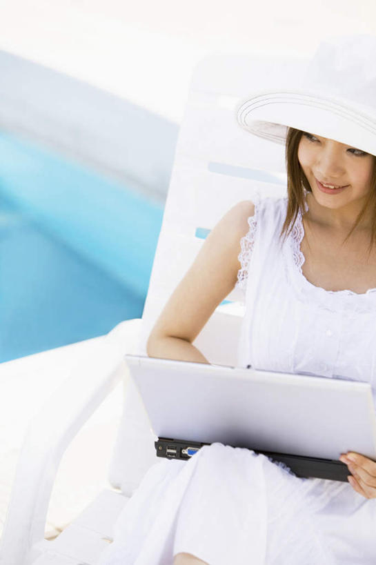 东方人,一个人,体育馆,游泳池,坐,竖图,俯视,室外,白天,电脑,笔记本电脑,水,帽子,亚洲,仅一个年轻女性,仅一个女性,仅一个人,敲打,服装,网络,水池,水面,注视,休闲装,黄种人,输入,通讯设备,泳池,衣服,遮阳帽,打字,观察,看,休闲,休闲服,服饰,观看,点击,敲击,察看,游泳馆,无线,关注,通信设备,无线网络,无线上网,便携式电脑,按键,手提电脑,年轻女性,女人,女性,亚洲人,坐着,半身,彩图,高角度拍摄