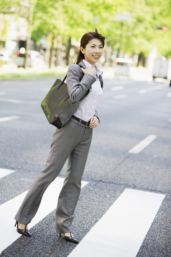 东方人,一个人,商务人士,商务女性,站,走,竖图,室外,白天,侧面,植物,道路,路,人行横道,公路,亚洲,仅一个年轻女性,仅一个女性,仅一个人,阴影,套装,光线,影子,人行道,交通,注视,黄种人,树,树木,绿色,阳光,自然,观察,看,站着,生长,成长,观看,察看,关注,人行横道线,商务装,工薪阶层,年轻女性,女人,女性,亚洲人,白领,上班族,斑马线,马路,步行,散步,站立,走路,彩图,全身