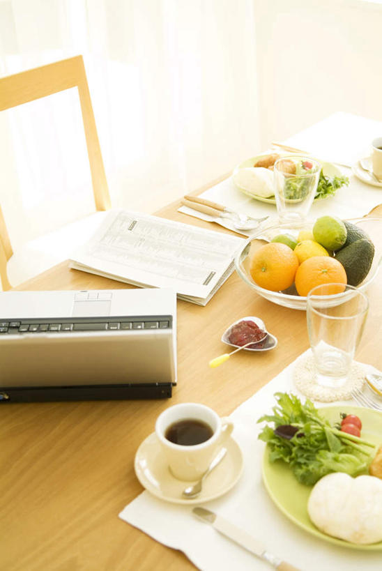 无人,竖图,俯视,室内,特写,白天,电脑,笔记本电脑,餐桌,桌子,芹菜,蔬菜,蒜,杯子,餐具,新鲜,网络,瓷器,碟子,盘,勺子,食品,咖啡杯,陶瓷制品,通讯设备,食物,盘子,调羹,碟,汤匙,摄影,有机食品,绿色食品,影棚,餐台,无线,瓷杯,通信设备,无线网络,无线上网,便携式电脑,手提电脑,药芹,小蒜,水芹,旱芹,大蒜,彩图,高角度拍摄,影棚拍摄,拍摄