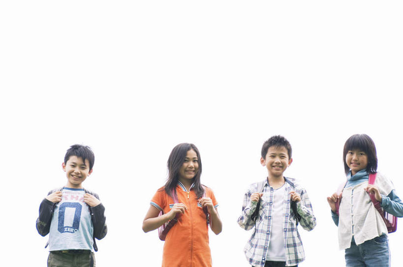 东方人,儿童,四个人,伙伴,朋友,站,笑,微笑,露齿笑,横图,室外,白天,仰视,衬衫,友谊,纯洁,亚洲,一排,服装,整齐,包,书包,云,云朵,云彩,注视,休闲装,黄种人,排列,小孩,衣服,蓝色,白云,蓝天,天空,背包,天,观察,看,站着,休闲,休闲服,可爱,童年,童趣,服饰,观看,察看,队列,关注,童真,烂漫,无邪,天真,友情,男孩,男人,男性,女孩,女人,女性,亚洲人,孩子,站立,半身,彩图,低角度拍摄,衬衣,双肩包,男生,女生