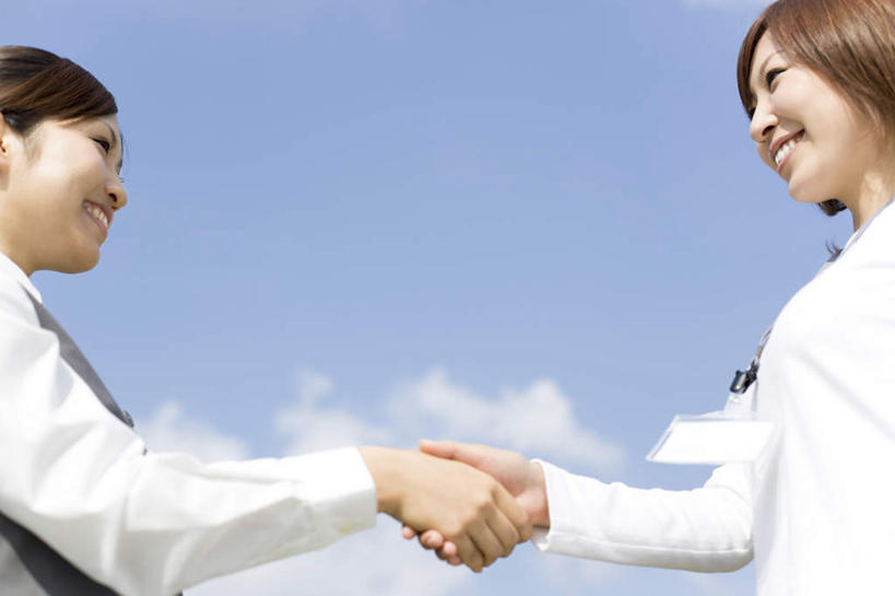 东方人,两个人,伙伴,朋友,商务人士,商务女性,站,握手,横图,室外,白天,仰视,友谊,亚洲,套装,云,云朵,云彩,注视,黄种人,标识,吊牌,相视,蓝色,白云,蓝天,天空,胸牌,天,观察,看,站着,面对面,晴朗,观看,对视,察看,徽章,关注,相对,商务装,身份,工薪阶层,胸章,胸卡,相看,编号牌,雕刻牌,工号牌,胸号牌,胸徽,员工牌,友情,年轻女性,女人,女性,亚洲人,白领,上班族,晴空,搀手,拉手,手拉手,手握手,站立,半身,彩图,低角度拍摄