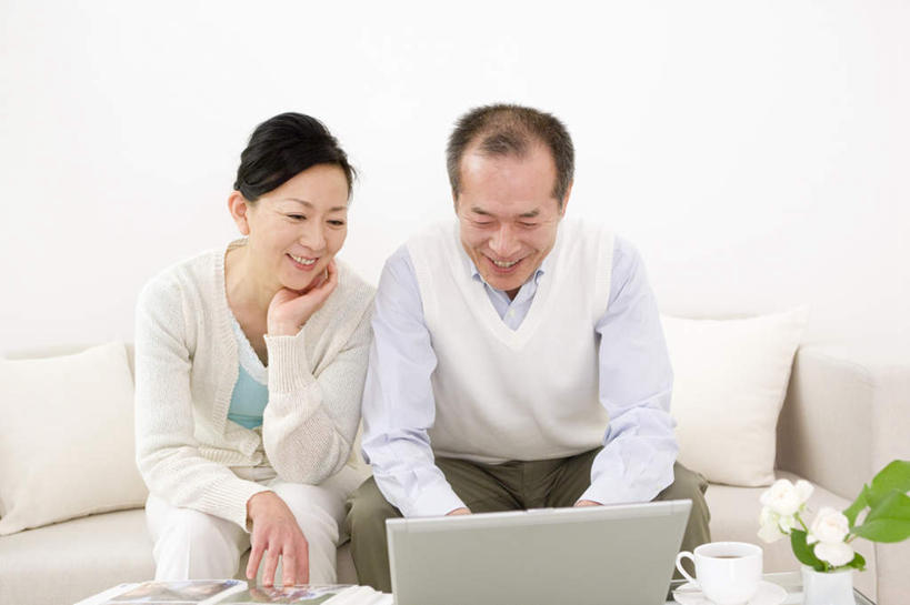 东方人,两个人,夫妻,坐,笑,微笑,露齿笑,横图,室内,白天,正面,爱情,电脑,笔记本电脑,植物,杯子,餐具,亚洲,服装,网络,瓷器,碟子,盘,盆栽,咖啡杯,盆景,陶瓷制品,浪漫,注视,休闲装,黄种人,通讯设备,衣服,绿色,自然,盘子,碟,观察,看,休闲,休闲服,恩爱,恋人,服饰,生长,成长,观看,察看,无线,关注,瓷杯,通信设备,无线网络,无线上网,便携式电脑,手提电脑,男人,男性,女人,女性,中年男性,中年女性,亚洲人,夫妇,情侣,坐着,半身,彩图,伴侣