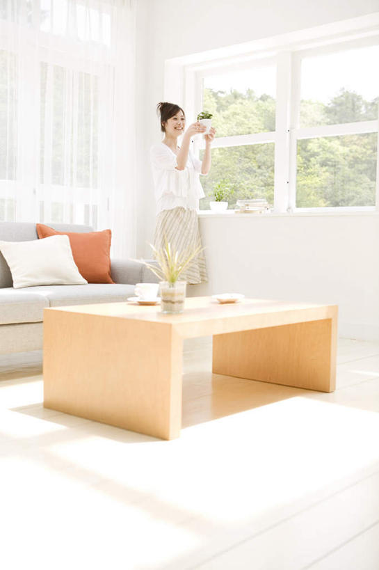 东方人,一个人,站,笑,微笑,竖图,室内,白天,正面,植物,餐桌,窗户,靠垫,沙发,桌子,亚洲,仅一个年轻女性,仅一个女性,仅一个人,服装,盆栽,靠枕,盆景,拿,拿着,注视,休闲装,黄种人,玻璃窗,树,树木,衣服,绿色,自然,垫子,枕头,观察,看,站着,休闲,休闲服,服饰,生长,成长,餐台,观看,察看,关注,布艺沙发,年轻女性,女人,女性,亚洲人,站立,彩图,全身