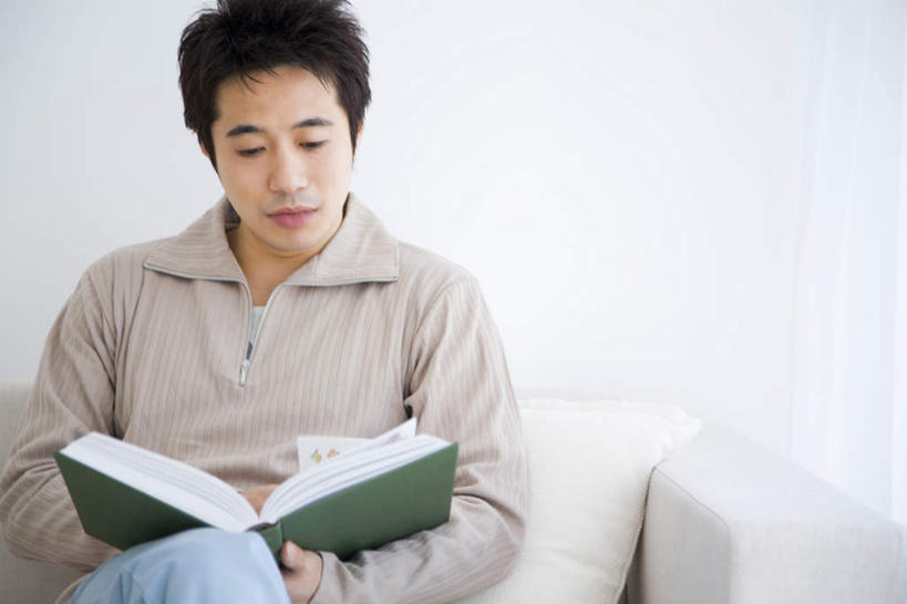 东方人,一个人,坐,横图,室内,白天,正面,看书,阅读,沙发,卧室,书籍,亚洲,仅一个男性,仅一个人,学习,服装,墙,拿,拿着,注视,休闲装,黄种人,墙壁,墙面,仅一个年轻男性,衣服,书本,观察,看,休闲,休闲服,读书,浏览,服饰,观看,察看,关注,男人,男性,年轻男性,亚洲人,书,图书,坐着,半身,彩图,睡房,卧房,皮沙发