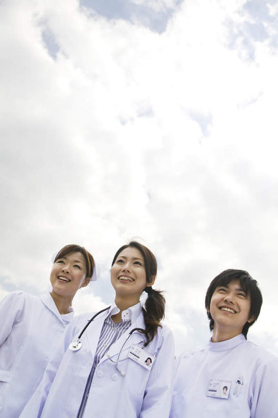 东方人,三个人,同事,医生,站,笑,微笑,露齿笑,竖图,室外,白天,仰视,工作服,制服,成功,合作,团队,集体,信心,亚洲,云,云朵,云彩,注视,黄种人,队伍,蓝色,白云,蓝天,天空,天,观察,看,站着,医护人员,医疗人员,晴朗,观看,察看,领导,白大褂,成就,关注,合伙,领袖,工作制服,男人,男性,年轻男性,年轻女性,女人,女性,亚洲人,大夫,晴空,站立,半身,彩图,低角度拍摄,工作套服