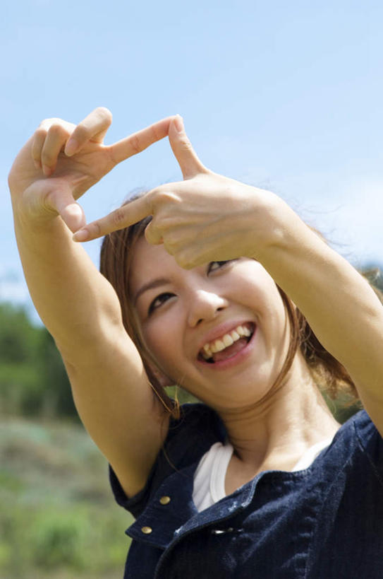 东方人,一个人,站,竖图,室外,白天,正面,草地,草坪,植物,相框,亚洲,仅一个年轻女性,仅一个女性,仅一个人,指,阴影,服装,光线,影子,注视,休闲装,黄种人,方向,画框,草,树,树木,衣服,蓝色,绿色,蓝天,天空,阳光,自然,天,观察,看,手势,站着,休闲,休闲服,服饰,生长,成长,观看,察看,指向,食指,关注,年轻女性,女人,女性,亚洲人,站立,半身,彩图