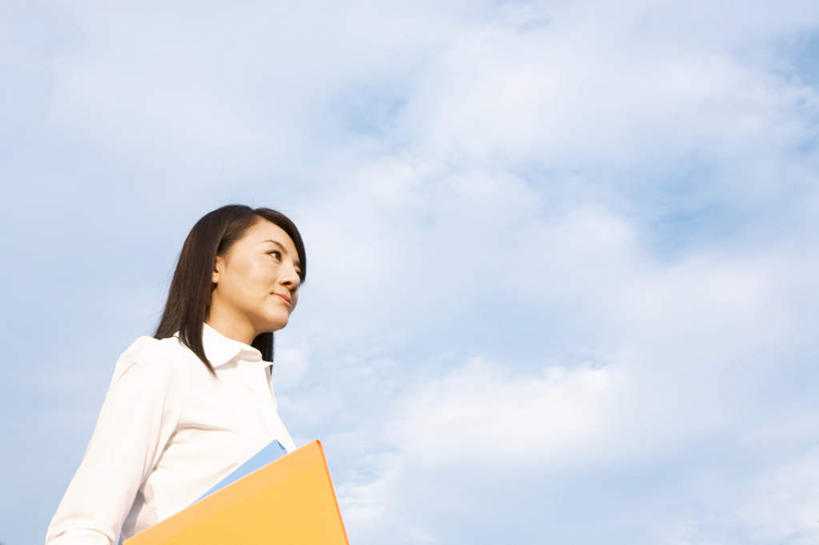 东方人,一个人,商务人士,商务女性,站,抱,横图,室外,白天,仰视,亚洲,仅一个年轻女性,仅一个女性,仅一个人,套装,材料,档案,文件,云,云朵,云彩,注视,黄种人,蓝色,白云,蓝天,天空,资料,天,观察,看,站着,晴朗,抱着,观看,察看,搂着,关注,文档,商务装,工薪阶层,年轻女性,女人,女性,亚洲人,白领,上班族,晴空,搂,搂抱,站立,半身,彩图,低角度拍摄