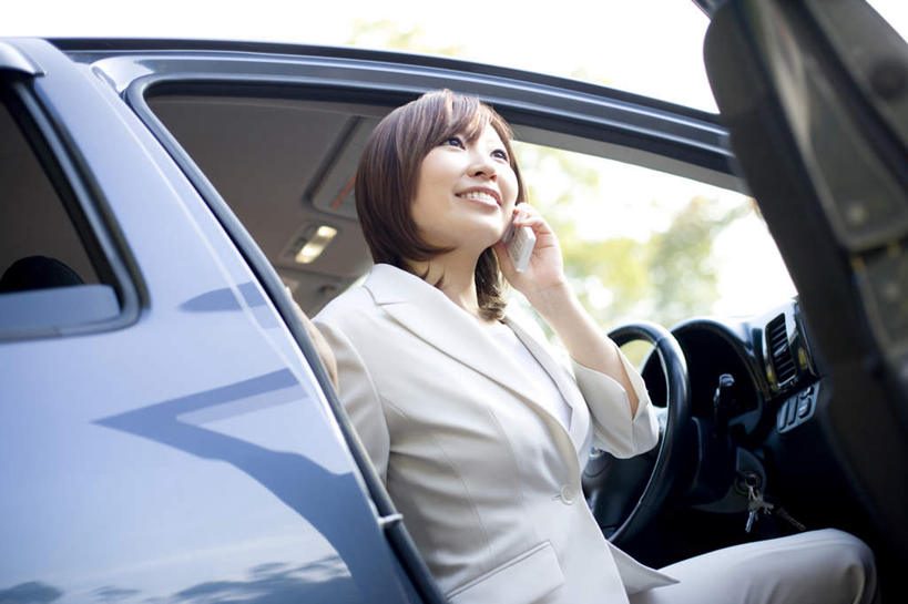 东方人,一个人,坐,横图,室外,白天,仰视,植物,汽车,亚洲,仅一个年轻女性,仅一个女性,仅一个人,阴影,服装,光线,影子,注视,休闲装,黄种人,车,树,树木,衣服,绿色,阳光,自然,交通工具,轿车,观察,看,休闲,休闲服,服饰,生长,成长,观看,察看,关注,载具,年轻女性,女人,女性,亚洲人,坐着,半身,彩图,低角度拍摄