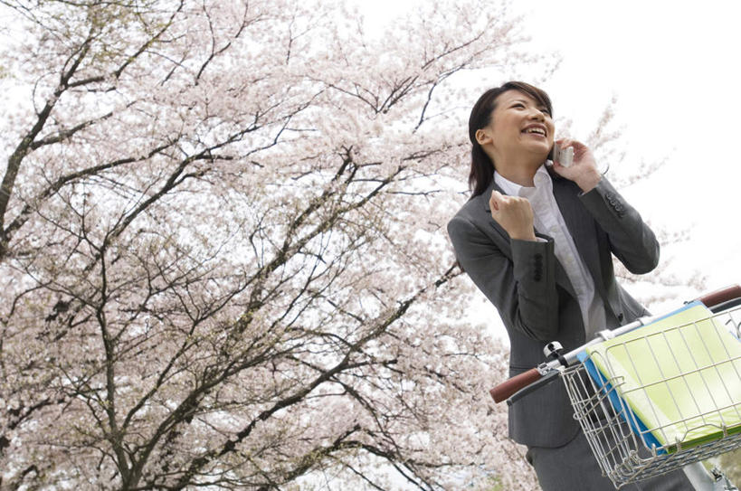 东方人,一个人,商务人士,商务女性,站,笑,打电话,微笑,露齿笑,横图,室外,白天,仰视,幸福,纯洁,植物,樱花,电话,手机,亚洲,仅一个年轻女性,仅一个女性,仅一个人,许多,套装,盛开,拿,花蕾,拿着,注视,黄种人,通讯设备,花,花瓣,花朵,鲜花,树,树木,粉色,绿色,自然,花苞,花蕊,观察,看,站着,生长,成长,观看,等待,察看,生命,关注,商务装,工薪阶层,仙樱花,福岛樱,青肤樱,高尚,热烈,交流,年轻女性,女人,女性,亚洲人,白领,上班族,荆桃,沟通,通话,站立,半身,彩图,低角度拍摄