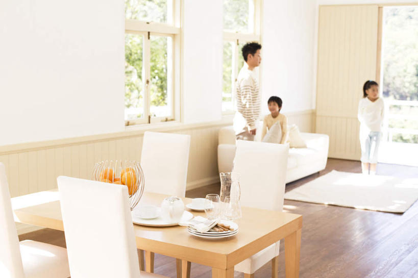 东方人,儿童,三个人,家庭,父亲,女儿,儿子,客厅,站,坐,横图,室内,白天,正面,纯洁,植物,餐桌,窗户,落地窗,沙发,桌子,柑橘,餐具,水果,椅子,亚洲,一堆,许多,堆叠,堆积,服装,新鲜,碟子,盘,毯子,木椅,生食,食品,果实,注视,休闲装,黄种人,玻璃窗,树,树木,食物,小孩,衣服,绿色,自然,盘子,碟,观察,看,站着,休闲,温暖,温馨,父女,父子,一家人,休闲服,橙色,父爱,可爱,童年,童趣,服饰,有机食品,绿色食品,生长,成长,餐台,观看,堆,和睦,察看,起居室,关注,童真,烂漫,无邪,天真,男孩,男人,男性,年轻男性,女孩,女人,女性,亚洲人,孩子,年轻人,橘子,桔子,橙子,橙,站立,坐着,半身,彩图,融洽,男生,女生,皮沙发