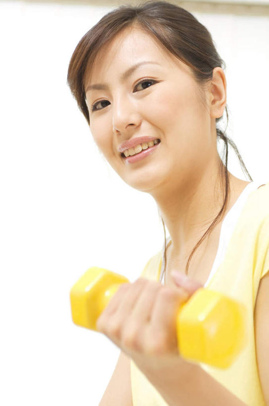 东方人,脸,头,脸颊,一个人,站,笑,微笑,露齿笑,竖图,室内,特写,白天,白色背景,仰视,锻炼,运动,哑铃,亚洲,仅一个年轻女性,仅一个女性,仅一个人,服装,注视,休闲装,黄种人,运动器械,一个,衣服,黄色,黑色,观察,看,站着,休闲,休闲服,健身器械,摄影,服饰,影棚,单个,观看,察看,关注,健身器材,体育,年轻女性,女人,女性,亚洲人,头部,长发,脸部,脸蛋,面部,站立,半身,彩图,低角度拍摄,影棚拍摄,健身,拍摄,运动器材