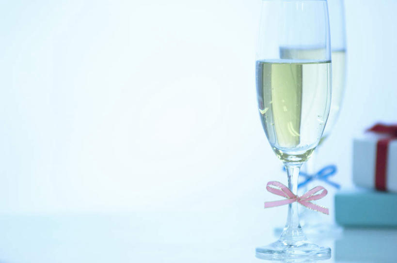 葡萄酒,无人,横图,室内,特写,白天,正面,奢侈,快乐,餐桌,桌子,静物,杯子,礼盒,礼物,朦胧,模糊,高脚杯,丝绸,丝带,纸盒,缎带,两杯,浪漫,玻璃制品,绸带,盒子,酒,饮料,粉色,蓝色,包装盒,蝴蝶结,酒杯,礼品盒,香槟,诱惑,两盒,摄影,礼品,影棚,餐台,香槟杯,气泡酒,起泡酒,汽酒,玻璃杯,彩图,影棚拍摄,高兴,欢笑,拍摄