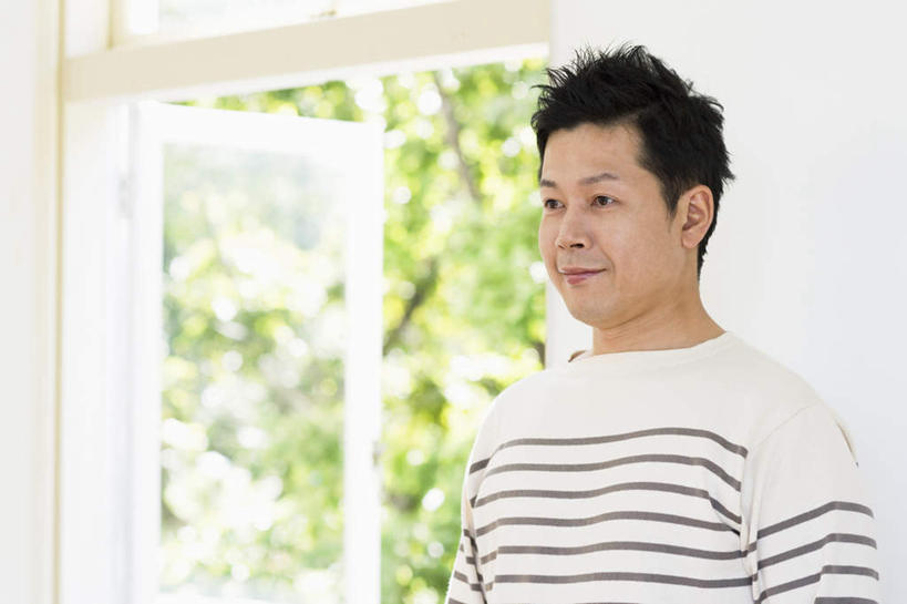 东方人,一个人,站,笑,微笑,横图,室内,白天,正面,植物,窗户,亚洲,仅一个男性,仅一个人,条纹,服装,朦胧,模糊,注视,休闲装,黄种人,玻璃窗,树,树木,仅一个年轻男性,衣服,绿色,自然,观察,看,站着,休闲,休闲服,服饰,生长,成长,观看,察看,关注,男人,男性,年轻男性,亚洲人,站立,半身,彩图