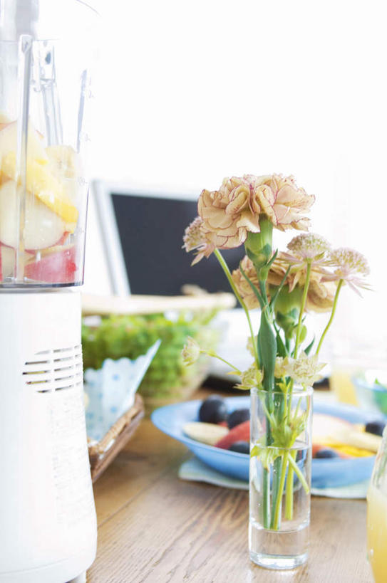 无人,竖图,室内,特写,白天,正面,爱情,幸福,纯洁,热情,电脑,笔记本电脑,餐桌,桌子,玫瑰,花瓶,盛开,网络,褐色,玫瑰花,浪漫,花蕾,通讯设备,玻璃制品,花,花瓣,花朵,鲜花,玻璃瓶,瓶子,花苞,花蕊,温暖,温馨,恩爱,餐台,和睦,无线,通信设备,无线网络,感动,无线上网,便携式电脑,尊敬,天真,刺玫花,徘徊花,手提电脑,彩图,融洽