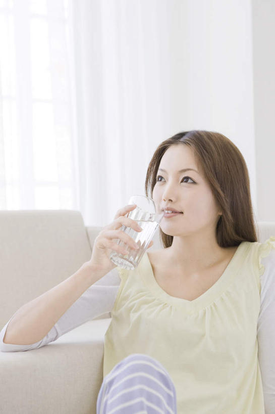 东方人,一个人,坐,竖图,室内,白天,正面,窗帘,沙发,卧室,杯子,亚洲,仅一个年轻女性,仅一个女性,仅一个人,服装,拿,拿着,注视,休闲装,黄种人,玻璃制品,衣服,黑色,水杯,观察,看,休闲,休闲服,服饰,观看,察看,关注,年轻女性,女人,女性,亚洲人,长发,玻璃杯,坐着,半身,彩图,睡房,卧房,皮沙发