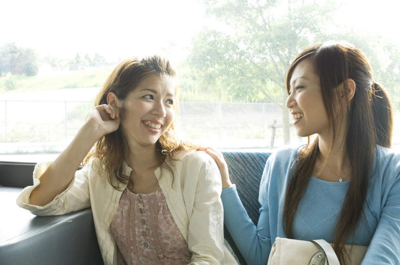 东方人,两个人,伙伴,朋友,坐,笑,微笑,露齿笑,横图,室内,白天,正面,友谊,植物,窗户,沙发,亚洲,撑,服装,注视,休闲装,黄种人,玻璃窗,树,树木,衣服,绿色,自然,观察,看,休闲,休闲服,服饰,生长,成长,观看,察看,撑着,关注,友情,年轻女性,女人,女性,亚洲人,坐着,半身,彩图,皮沙发