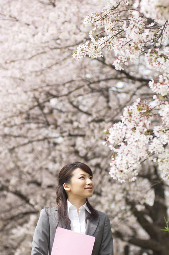 东方人,一个人,商务人士,商务女性,站,笑,微笑,露齿笑,竖图,室外,白天,正面,幸福,纯洁,植物,樱花,亚洲,仅一个年轻女性,仅一个女性,仅一个人,套装,盛开,记事本,拿,花蕾,拿着,注视,黄种人,花,花瓣,花朵,鲜花,树,树木,粉色,绿色,自然,本子,笔记本,花苞,花蕊,观察,看,站着,生长,成长,观看,等待,察看,生命,关注,商务装,工薪阶层,仙樱花,福岛樱,青肤樱,高尚,热烈,年轻女性,女人,女性,亚洲人,白领,上班族,荆桃,抬头,仰头,站立,半身,彩图