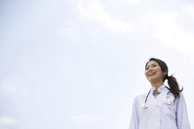 东方人,一个人,医生,站,笑,微笑,露齿笑,横图,室外,白天,仰视,工作服,制服,亚洲,仅一个年轻女性,仅一个女性,仅一个人,注视,黄种人,听诊器,观察,看,站着,医护人员,医疗人员,观看,察看,医疗设备,白大褂,关注,医疗器械,医疗工具,工作制服,检测工具,年轻女性,女人,女性,亚洲人,大夫,站立,半身,彩图,低角度拍摄,工作套服