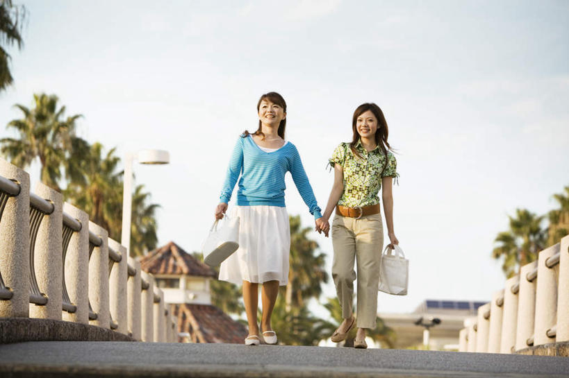 东方人,两个人,伙伴,朋友,栏杆,站,走,握手,横图,室外,白天,仰视,友谊,植物,亚洲,服装,云,云朵,围栏,云彩,注视,休闲装,黄种人,护栏,树,树木,衣服,蓝色,绿色,黑色,白云,蓝天,天空,自然,天,观察,看,站着,休闲,休闲服,服饰,生长,成长,观看,察看,关注,友情,年轻女性,女人,女性,亚洲人,长发,步行,搀手,拉手,散步,手拉手,手握手,站立,走路,彩图,低角度拍摄,全身