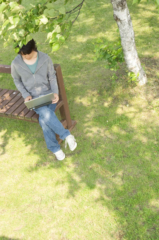 东方人,一个人,坐,竖图,俯视,室外,白天,电脑,笔记本电脑,草地,草坪,植物,亚洲,仅一个男性,仅一个人,服装,网络,注视,休闲装,黄种人,通讯设备,草,树,树木,仅一个年轻男性,衣服,绿色,灰色,自然,观察,看,休闲,休闲服,服饰,生长,成长,观看,察看,无线,关注,通信设备,无线网络,无线上网,便携式电脑,手提电脑,男人,男性,年轻男性,亚洲人,坐着,彩图,高角度拍摄,全身