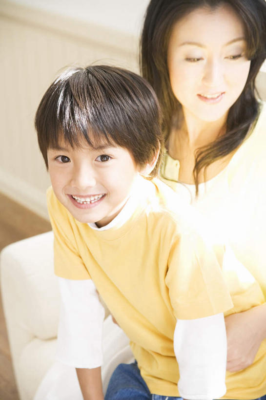 东方人,儿童,两个人,家庭,母亲,儿子,坐,笑,微笑,露齿笑,竖图,俯视,室内,白天,纯洁,沙发,亚洲,阴影,服装,光线,影子,注视,休闲装,黄种人,小孩,衣服,阳光,观察,看,休闲,温暖,温馨,母子,一家人,休闲服,可爱,母爱,童年,童趣,服饰,观看,和睦,察看,关注,童真,烂漫,无邪,天真,男孩,年轻女性,女人,女性,亚洲人,孩子,年轻人,坐着,半身,彩图,高角度拍摄,融洽,男生,皮沙发