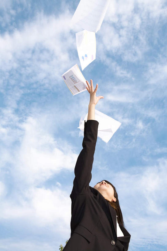 东方人,一个人,商务人士,商务女性,站,举,竖图,室外,白天,仰视,亚洲,仅一个年轻女性,仅一个女性,仅一个人,套装,散落,材料,档案,文件,云,云朵,云彩,注视,黄种人,蓝色,白云,蓝天,天空,资料,天,观察,看,托,站着,晴朗,观看,察看,关注,文档,商务装,工薪阶层,年轻女性,女人,女性,亚洲人,白领,上班族,晴空,举起,举手,举着,向上举,向上伸,向上托,站立,半身,彩图,低角度拍摄